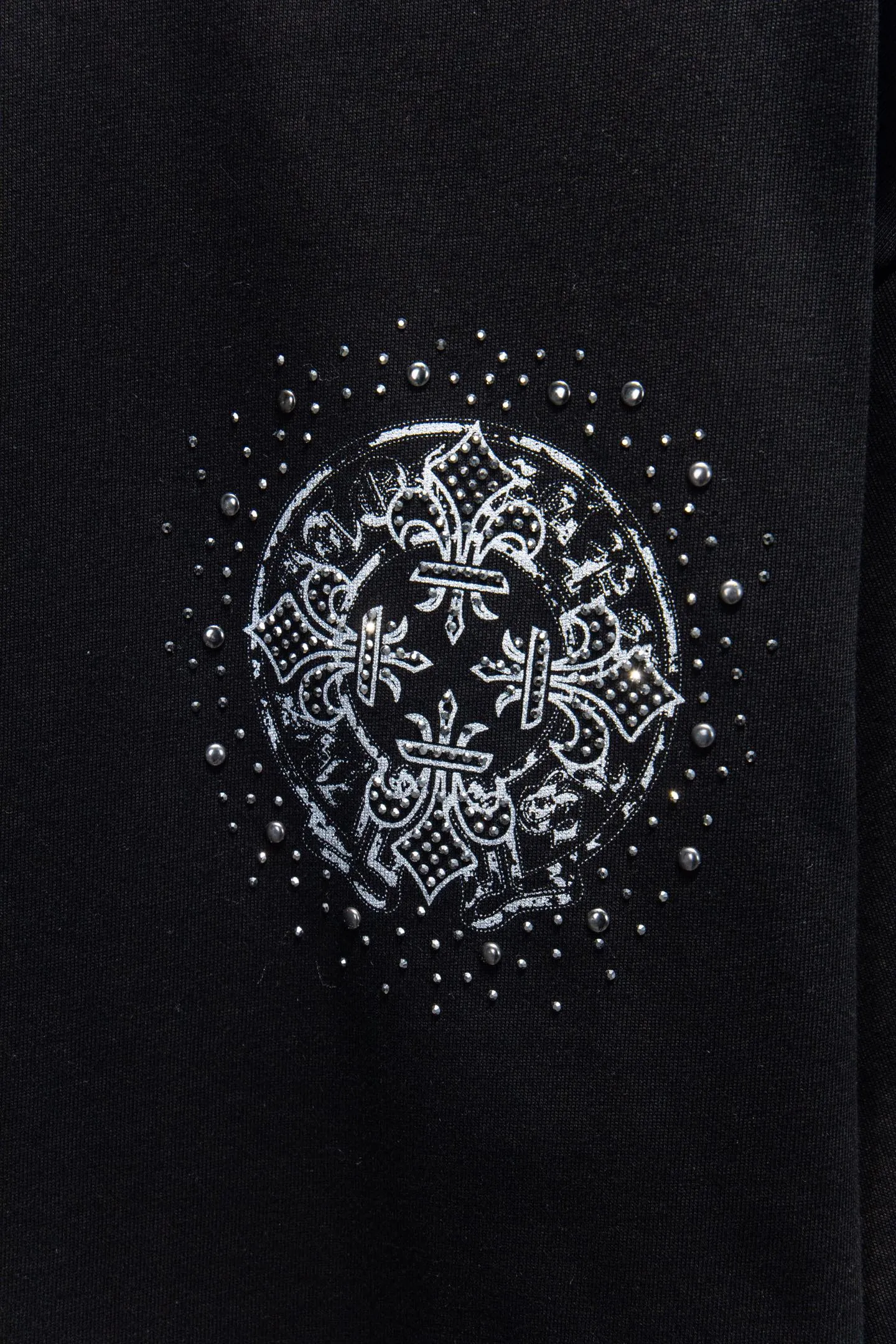 P180 🆕Chrome hearts 25ss os version is really charming and Chrome hearts are really unique. Each season's new version is made to the extreme. It is very practical and can be worn casually. Nice✔️ - ⚠️100% cotton. It is made of 32-count double yarn, 260-gram weight fabric and imported knitted needle carded cotton. It has moderate thickness, drape and contour, and the upper body is comfortable! ! It is very tolerant to fat body types and can instantly lose five pounds after wearing it!  Specially ordered many Austrian hot diamonds, which have the bling bling effect of natural crystals under the light, with multi-faceted reflective points, and the production cost is extremely high. The laser molding includes a computer engraving machine and a laser machine, which are accurate in units of particles. Finally, it is hot and set at high temperature. After the hot ironing, the firmness needs to be tested repeatedly on the hot stamping. It can show colorful reflections under the light. The collar webbing extends to the shoulder for reinforcement, and the stitching at the connection point. The hem and cuffs are all made of 0.2mm stitch double-thread stitching. They are carefully produced at a high cost. The attitude of making goods with a magnifying glass restores the quality and effect of the product. The full set of customized accessories only presents every detail to the customer. Printing with film printing, 50,000 positioning, which is very time-consuming. The addition of handmade elements to the body greatly increases the interest of the clothing; unique visual effects. After special treatment, a unique effect is formed. An irregular hem is added to the version. This year's Kroxin is the main version. In the past two years, the oversize version has become the focus of the trend and has been a popular staple in the past two years. The change of designers has made this brand an instant hit. The progressive fashion of the times also needs the blood impact of fresh elements and trendy designs in order to continue its glory! It’s stylish both inside and outside, a must-have for high street travel! An absolute "eye-catching style" that can match couples 💏 Color: Black White Size: S M L XL